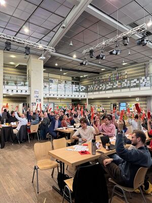 Die Delegierten des Bonner UB-Parteitags 2025 nehmen das Kommunalwahlprogramm einstimmig an.